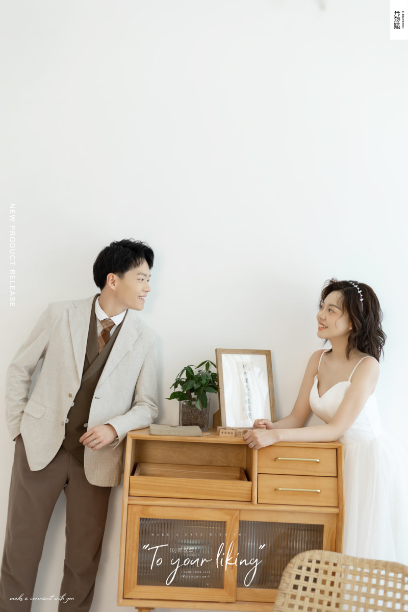 极致情绪！闫科明先生冯轩女士你的甜蜜婚纱照、极简棚拍、、、婚纱照
