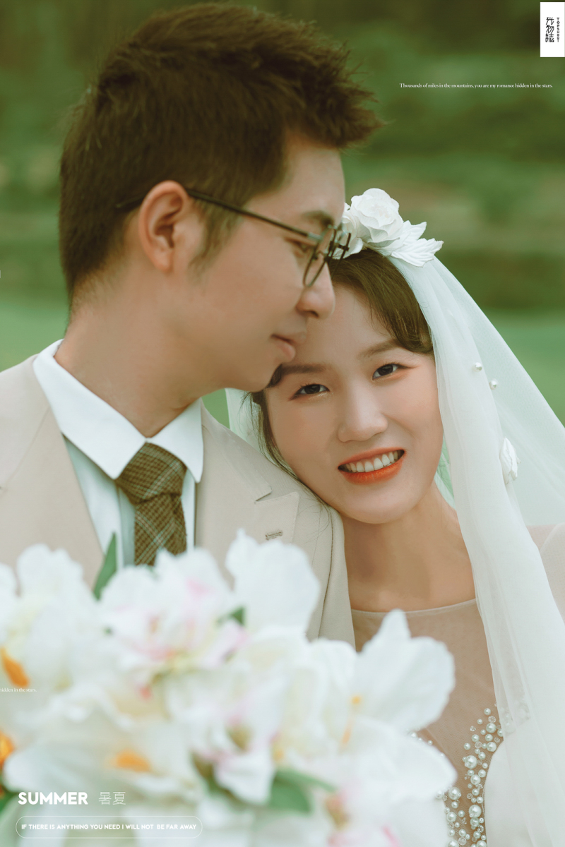 新鲜出炉:)温浩先生乔云女士复古文艺婚纱照、极简棚拍、、、婚纱照