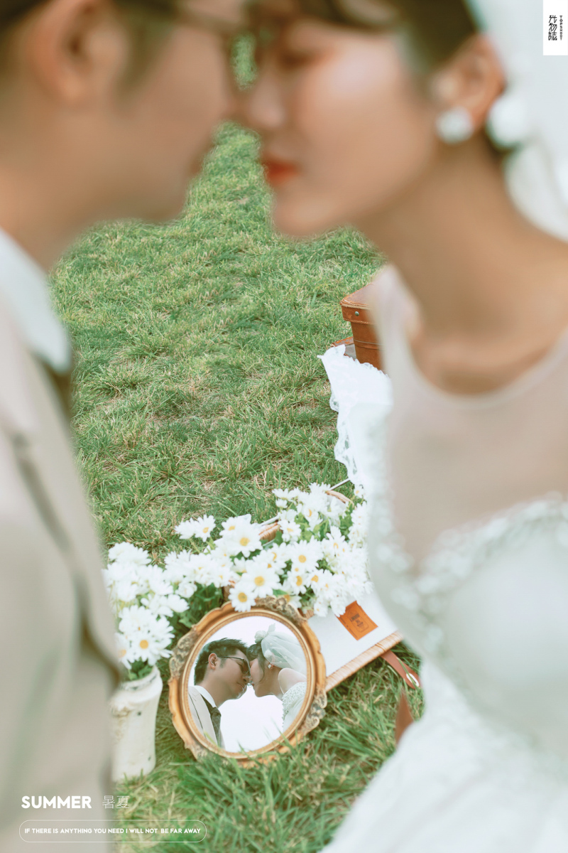 新鲜出炉:)温浩先生乔云女士复古文艺婚纱照、极简棚拍、、、婚纱照