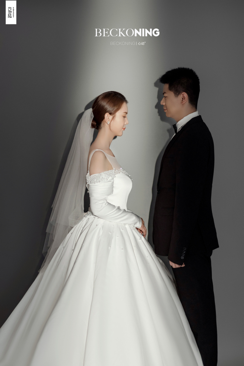 今日婚纱OOTD.刘安涛先生陈怡女士高定仪式感婚纱照、极简棚拍、、、婚纱照