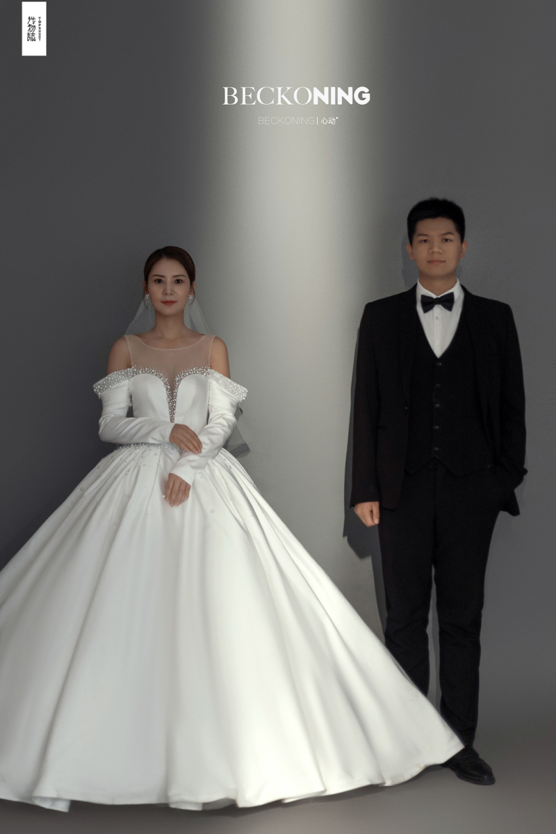 今日婚纱OOTD.刘安涛先生陈怡女士高定仪式感婚纱照、极简棚拍、、、婚纱照