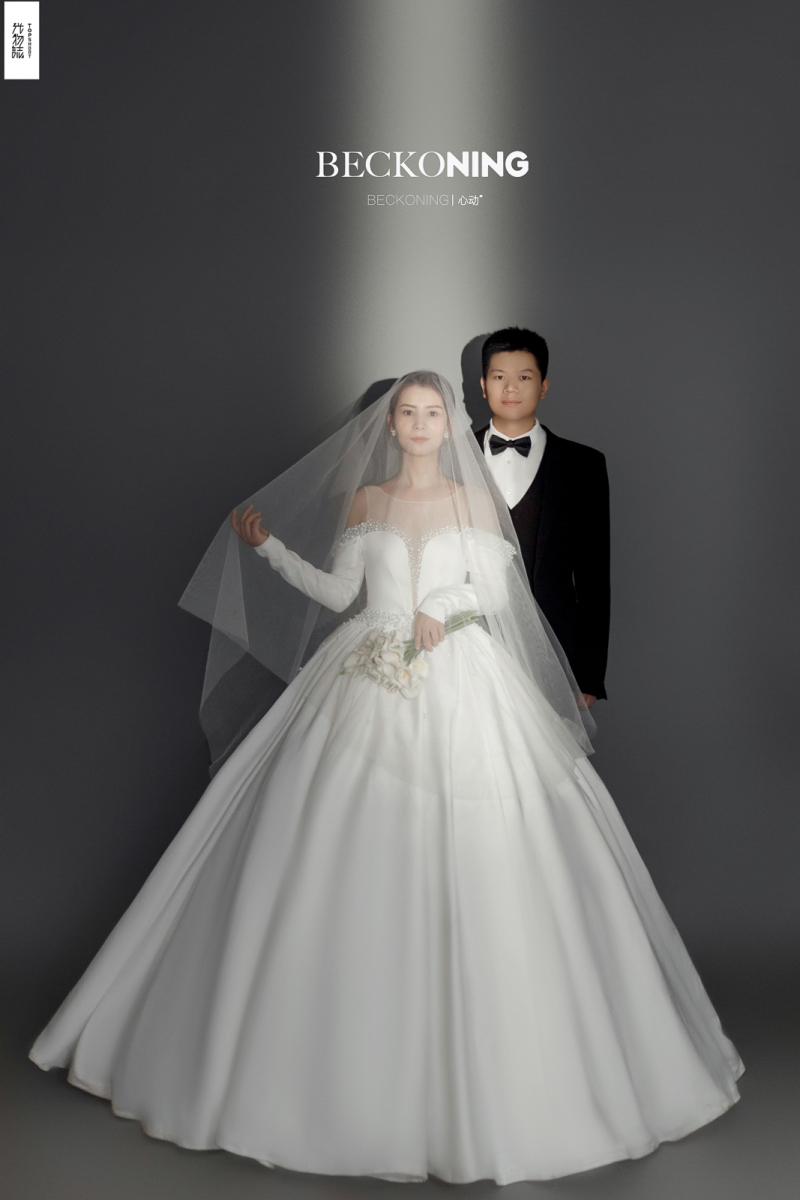 今日婚纱OOTD.刘安涛先生陈怡女士高定仪式感婚纱照、极简棚拍、、、婚纱照