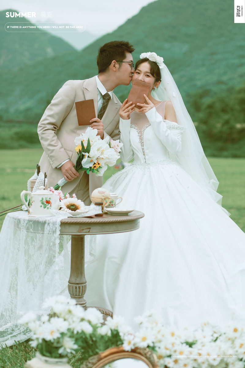 新鲜出炉:)温浩先生乔云女士复古文艺婚纱照、极简棚拍、、、婚纱照