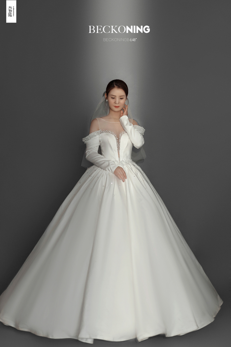 今日婚纱OOTD.刘安涛先生陈怡女士高定仪式感婚纱照、极简棚拍、、、婚纱照
