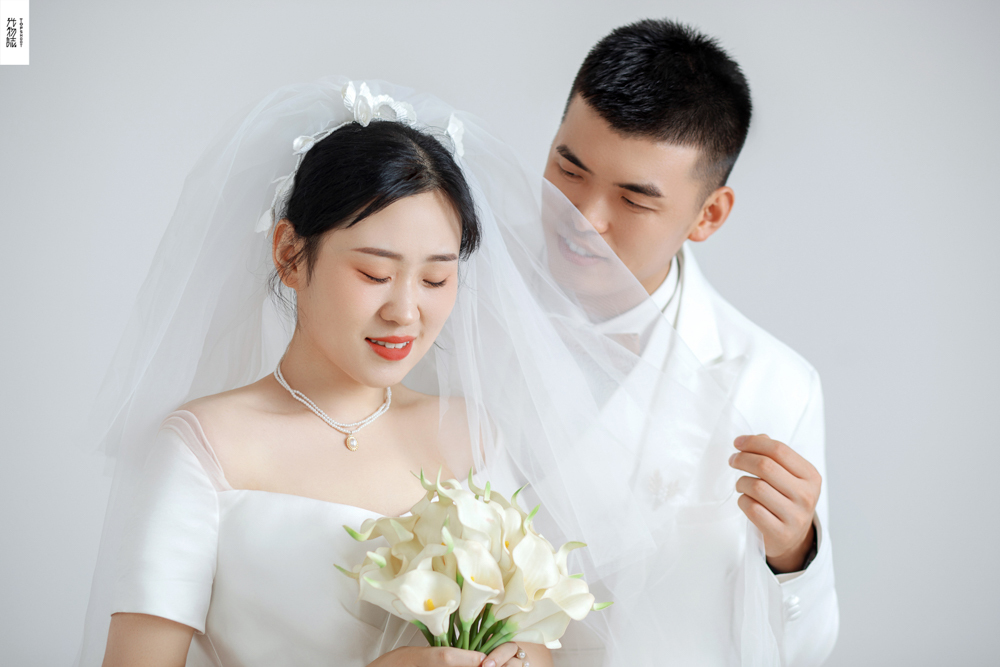 极致情绪！刘宇超先生王星女士你的甜蜜婚纱照、极简棚拍、、、婚纱照