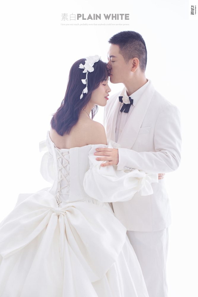 今日婚纱OOTD.曹益强先生关蓉女士高定仪式感婚纱照、极简棚拍、、、婚纱照