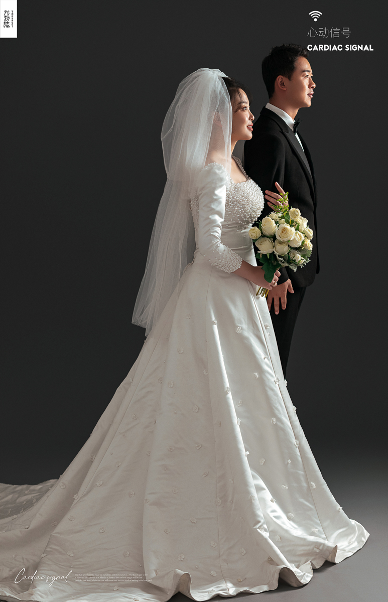 幸福感爆棚张雄先生王亚玲女士纯色简约风婚纱照、极简棚拍、、、婚纱照