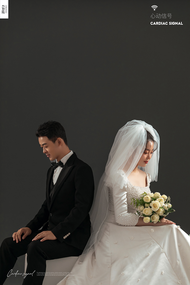 幸福感爆棚张雄先生王亚玲女士纯色简约风婚纱照、极简棚拍、、、婚纱照