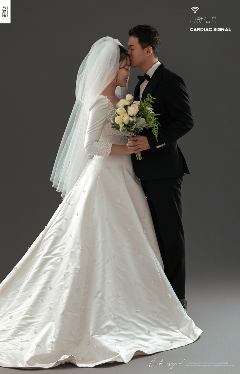幸福感爆棚张雄先生王亚玲女士纯色简约风婚纱照、极简棚拍、、、婚纱照