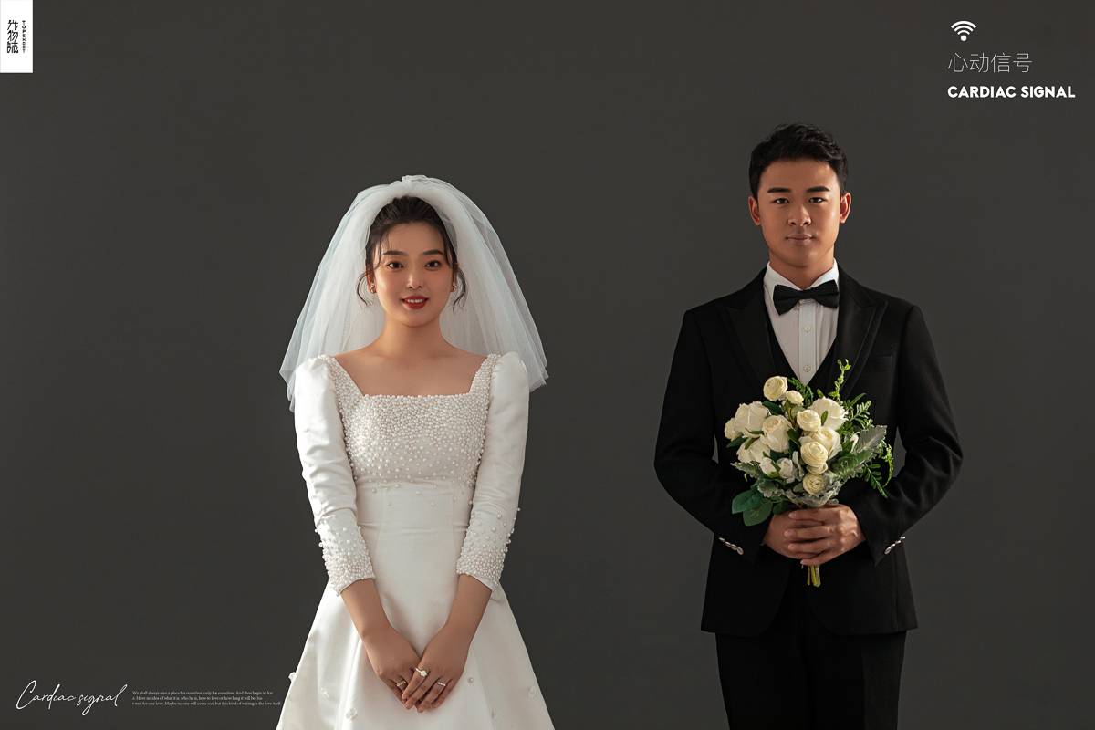 幸福感爆棚张雄先生王亚玲女士纯色简约风婚纱照、极简棚拍、、、婚纱照