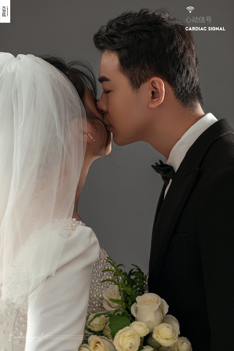 幸福感爆棚张雄先生王亚玲女士纯色简约风婚纱照、极简棚拍、、、婚纱照