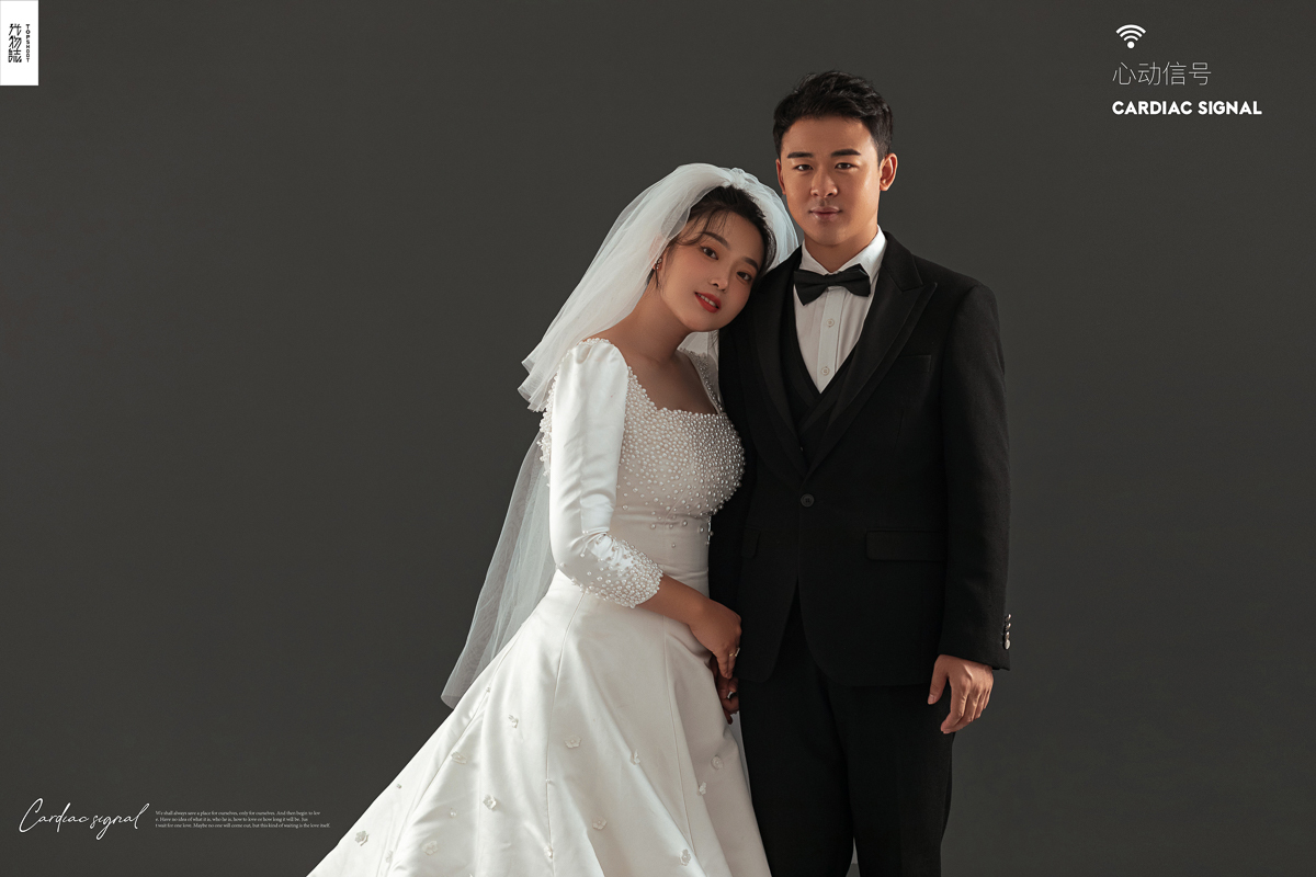 幸福感爆棚张雄先生王亚玲女士纯色简约风婚纱照、极简棚拍、、、婚纱照