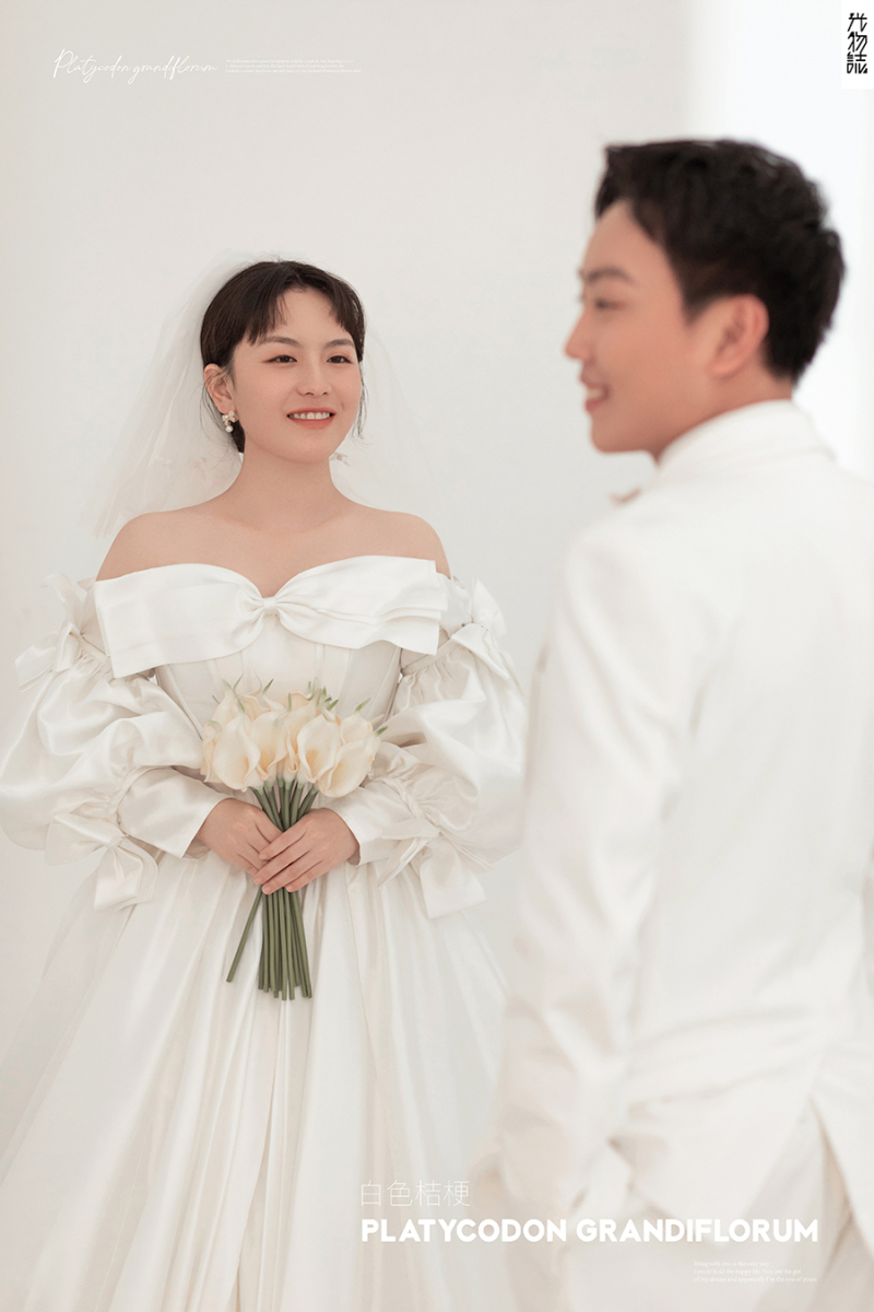 今日婚纱OOTD.王宇辉先生紫藤女士高定仪式感婚纱照、极简棚拍、、、婚纱照