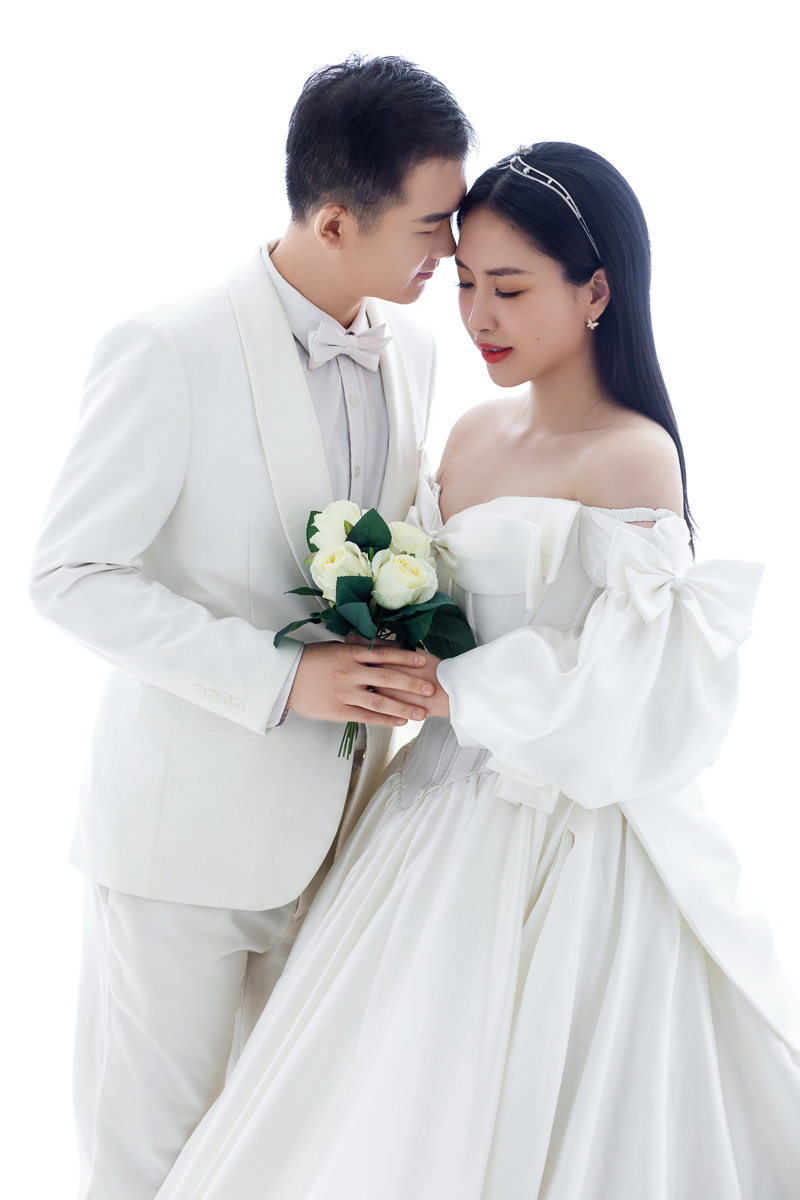 今日婚纱OOTD.杨苏宸先生庞蕾女士高定仪式感婚纱照、极简棚拍、、、婚纱照