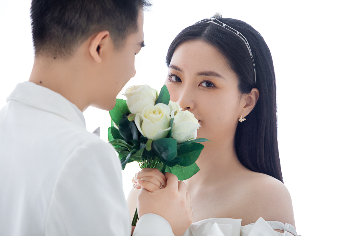 今日婚纱OOTD.杨苏宸先生庞蕾女士高定仪式感婚纱照、极简棚拍、、、婚纱照