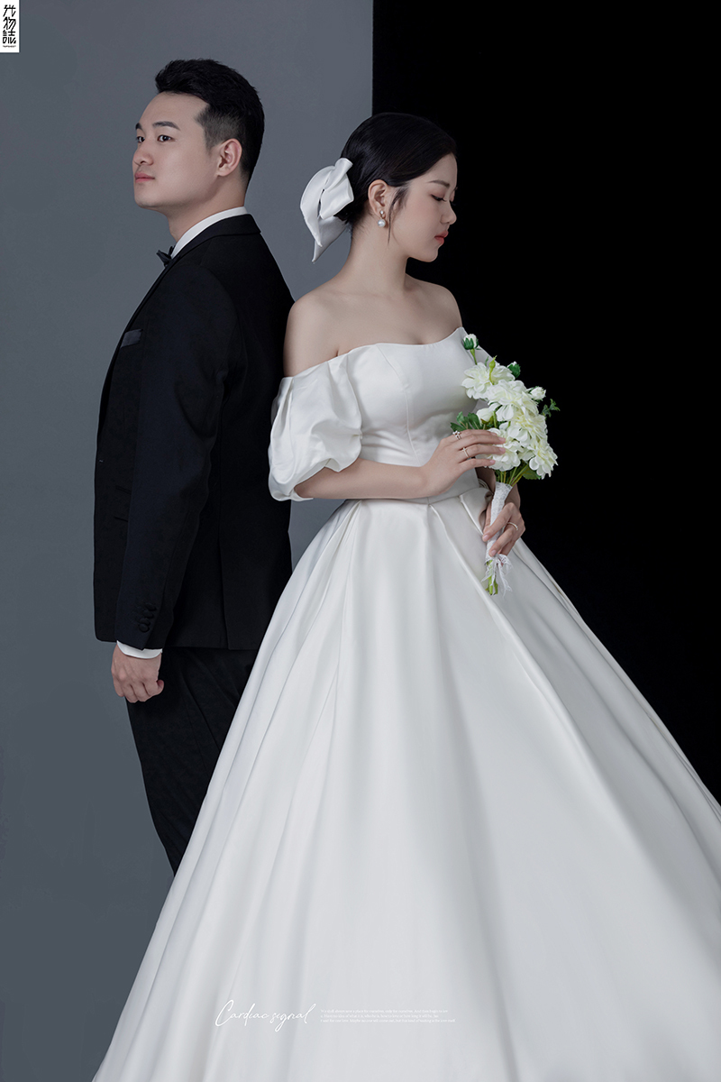 今日婚纱OOTD.王一楠先生黄鹤女士高定仪式感婚纱照、极简棚拍、、、婚纱照
