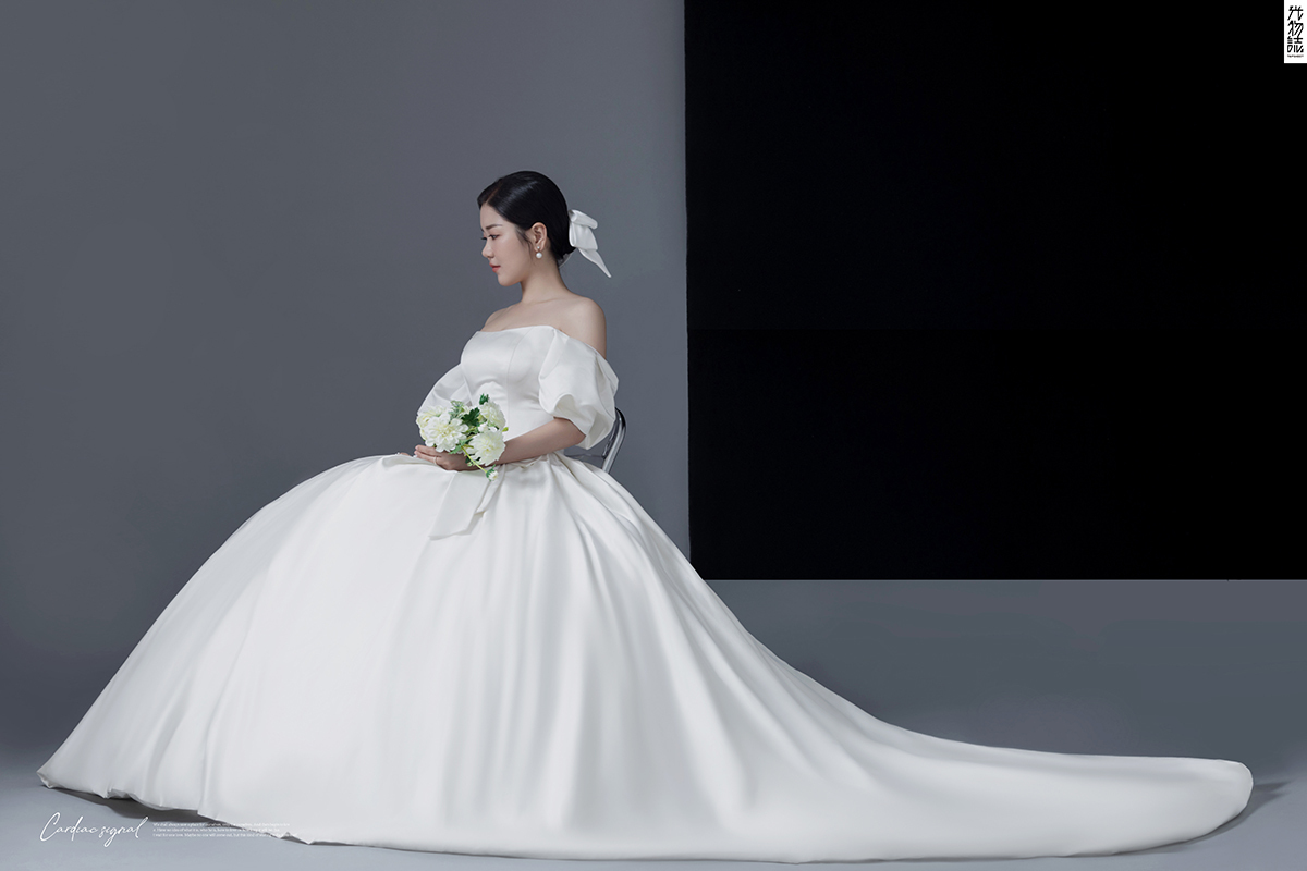 今日婚纱OOTD.王一楠先生黄鹤女士高定仪式感婚纱照、极简棚拍、、、婚纱照