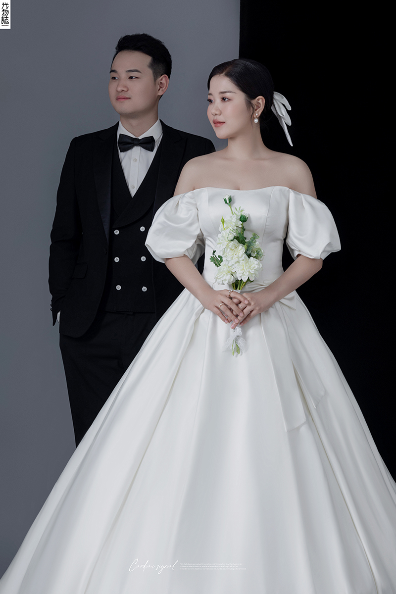 今日婚纱OOTD.王一楠先生黄鹤女士高定仪式感婚纱照、极简棚拍、、、婚纱照