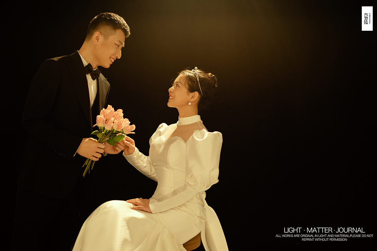 极致情绪！钟声先生侯改玲女士你的甜蜜婚纱照、极简棚拍  物誌生活  中式传承、、、婚纱照