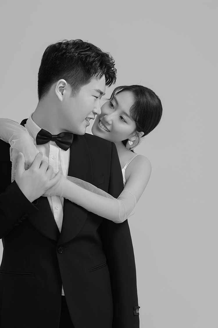 极致情绪！王芃皓先生王碧琪女士纯色简约风婚纱照、极简棚拍、徐才皓、好像在听单口相声，开心到直不起腰，幸福感MAX、婚纱照