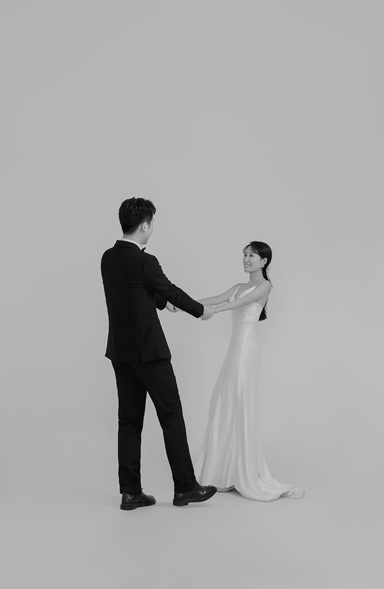 极致情绪！王芃皓先生王碧琪女士纯色简约风婚纱照、极简棚拍、徐才皓、好像在听单口相声，开心到直不起腰，幸福感MAX、婚纱照