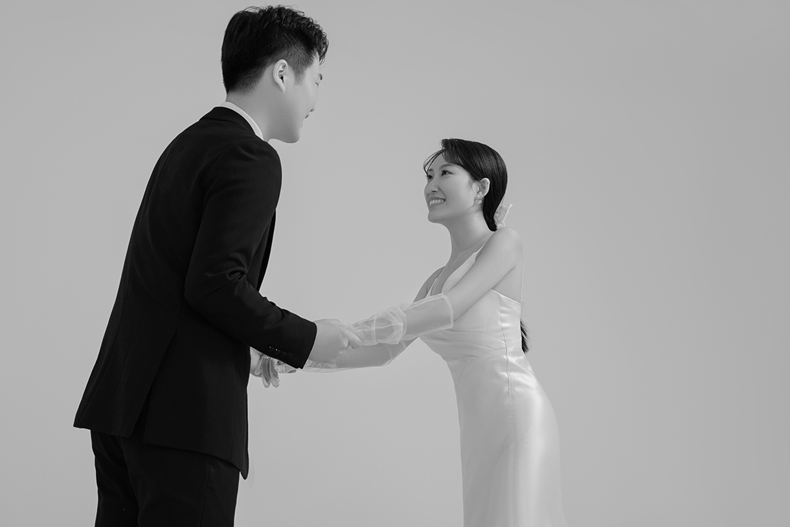 极致情绪！王芃皓先生王碧琪女士纯色简约风婚纱照、极简棚拍、徐才皓、好像在听单口相声，开心到直不起腰，幸福感MAX、婚纱照