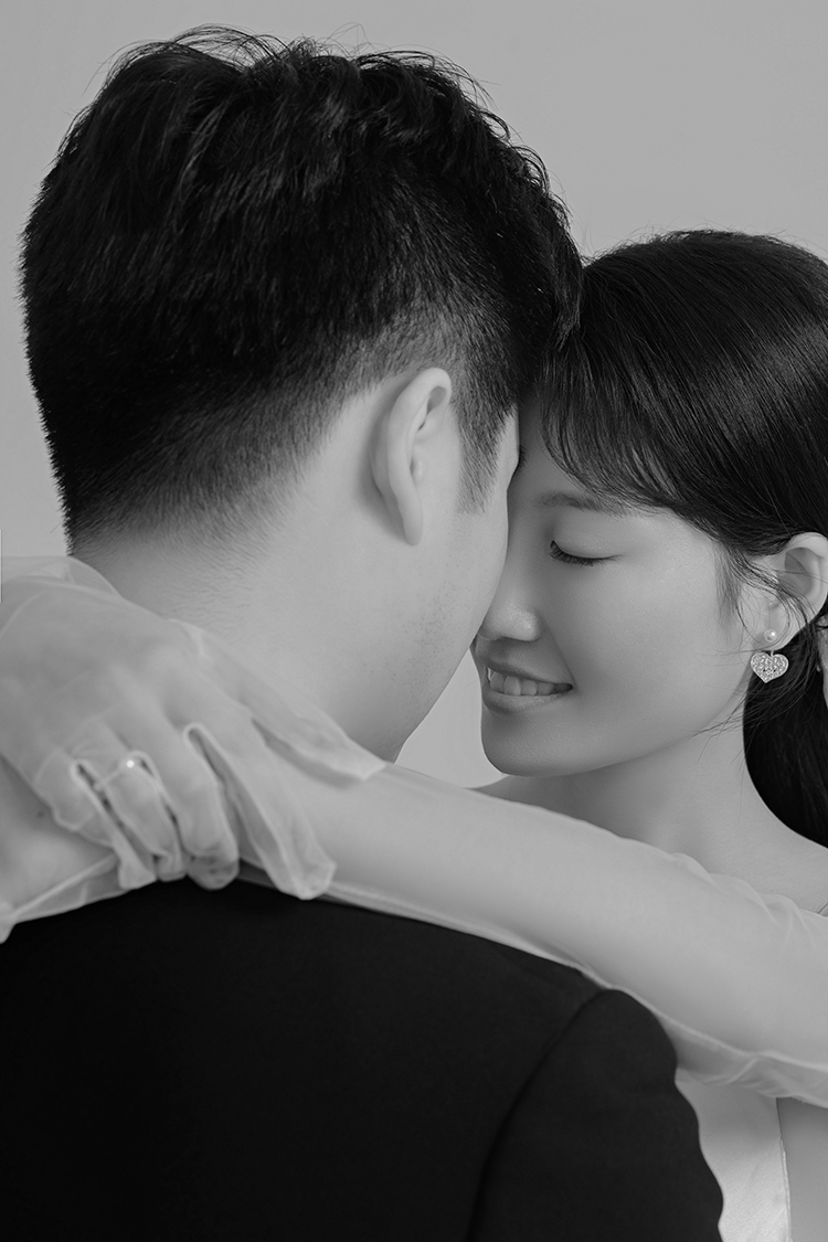 极致情绪！王芃皓先生王碧琪女士纯色简约风婚纱照、极简棚拍、徐才皓、好像在听单口相声，开心到直不起腰，幸福感MAX、婚纱照