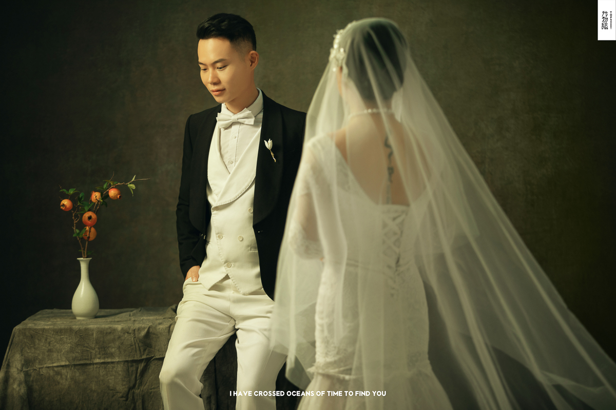 新鲜出炉:)张坤先生苏媚女士法式复古风婚纱照、极简棚拍、、、婚纱照