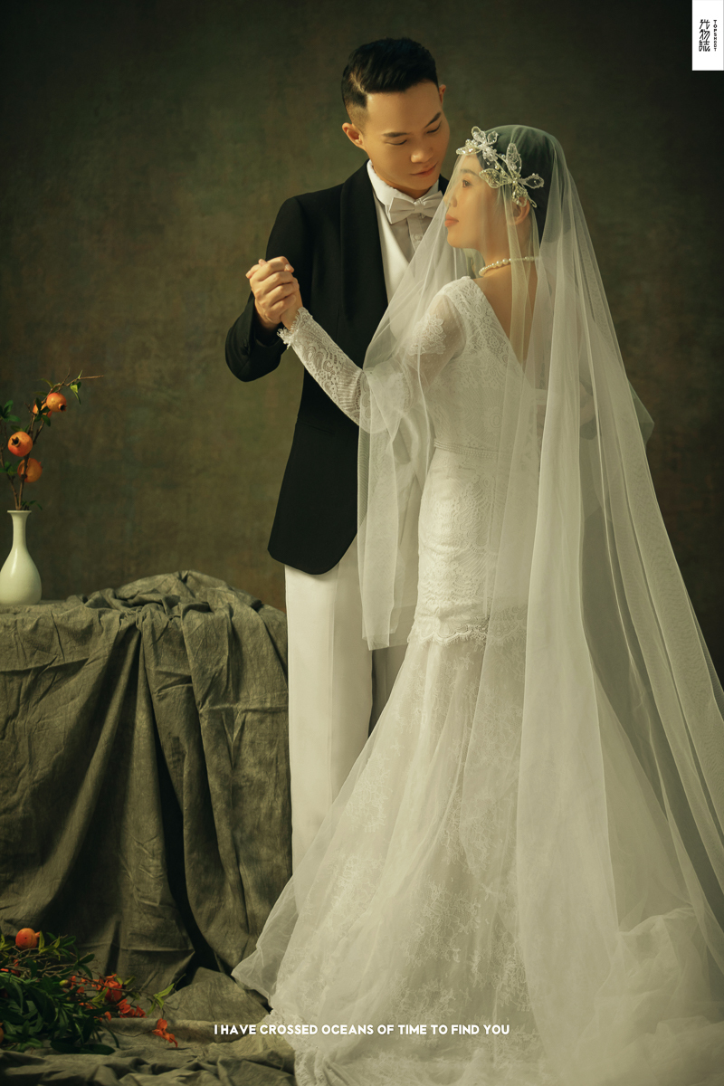 新鲜出炉:)张坤先生苏媚女士法式复古风婚纱照、极简棚拍、、、婚纱照