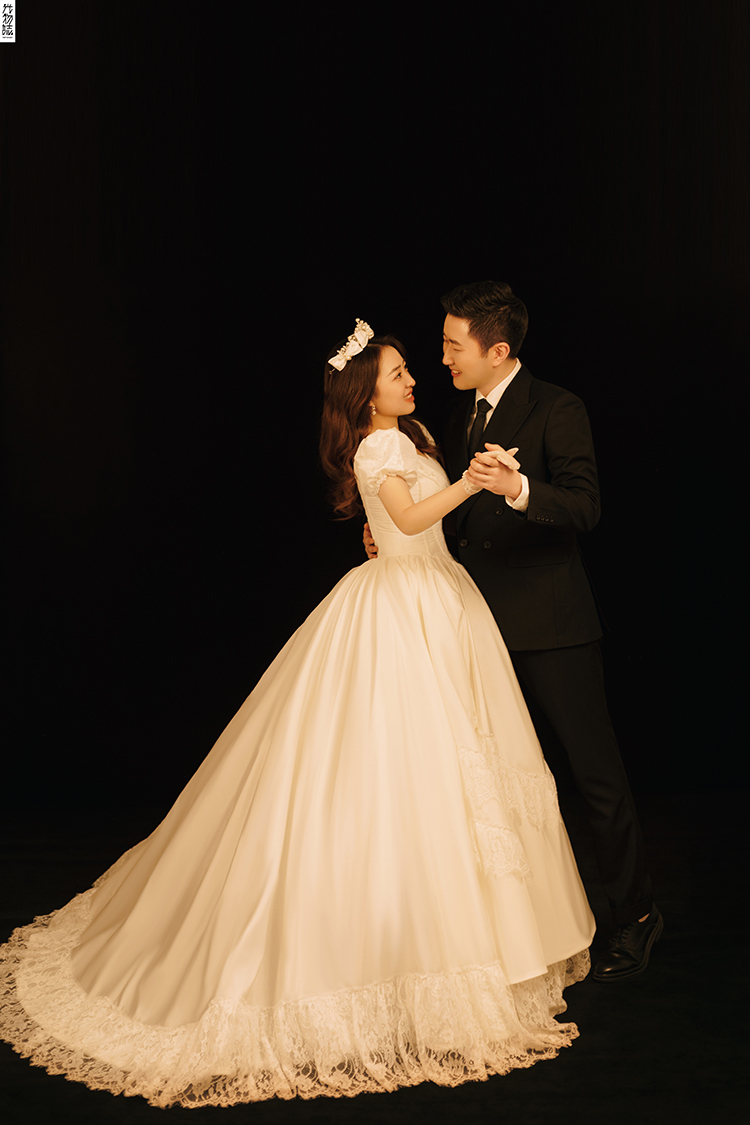 极致情绪！雷超先生张贞元女士高定仪式感婚纱照、极简棚拍、、、婚纱照