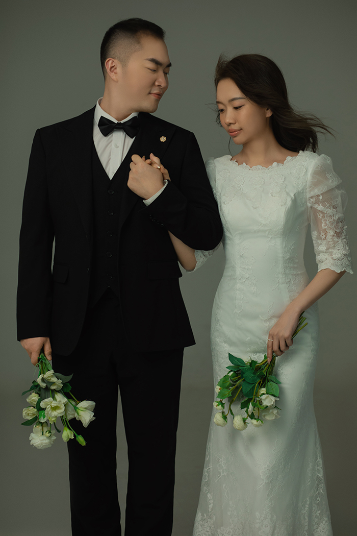 今日婚纱OOTD.余龙斌先生白一茹女士高定仪式感婚纱照、极简棚拍、、、婚纱照
