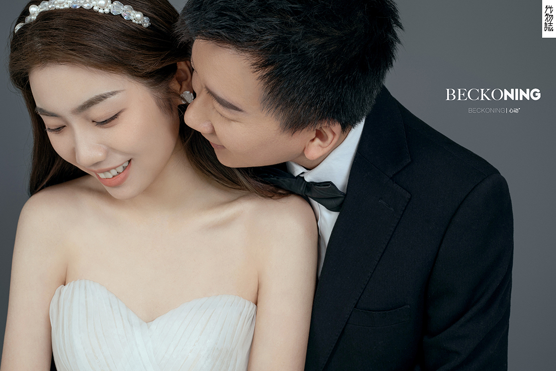 极致情绪！王翔先生王梦月女士你的甜蜜婚纱照、极简棚拍、、、婚纱照
