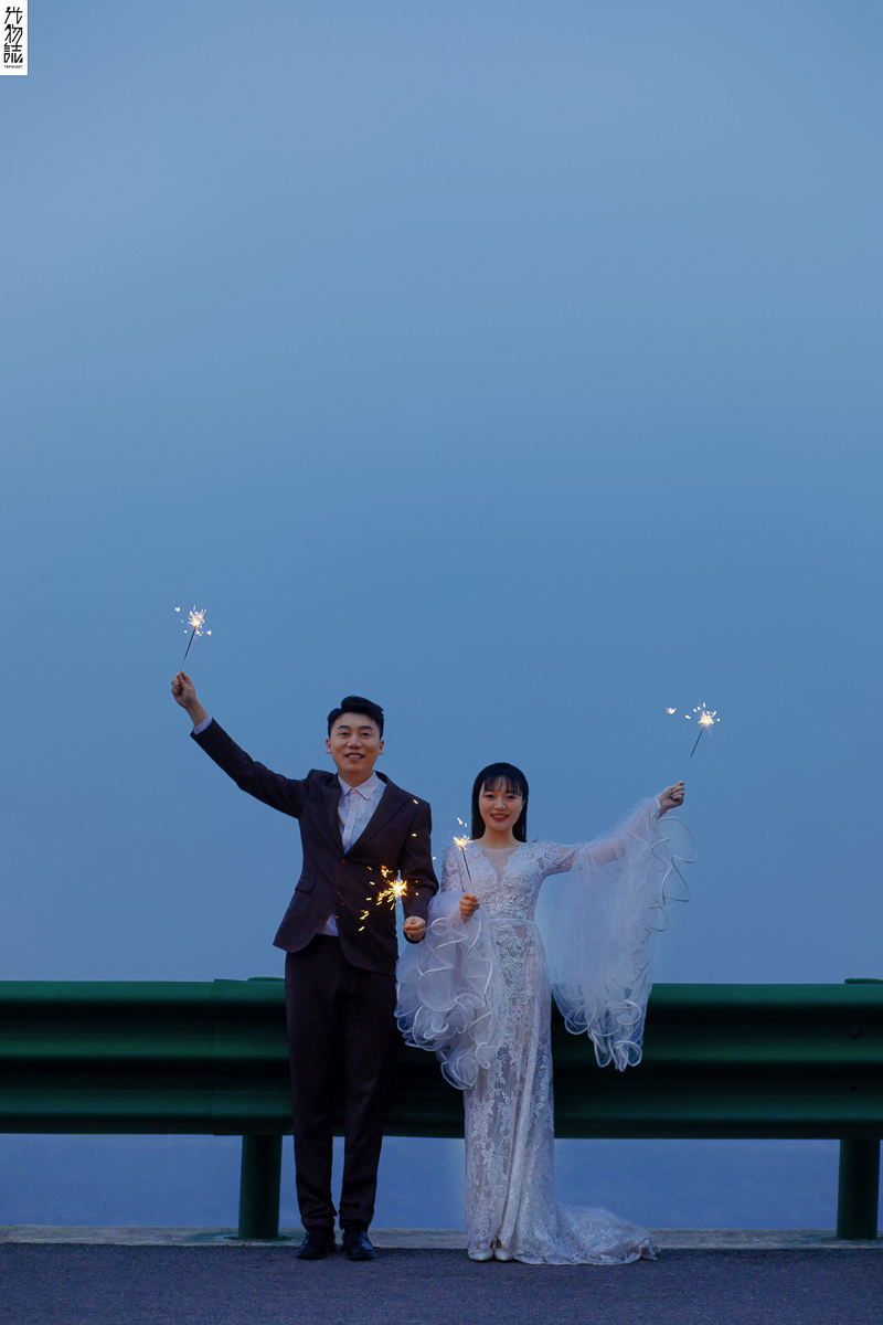 爱情电影。王戈先生杨瑞英女士唯美浪漫婚纱照、极简棚拍、、、婚纱照