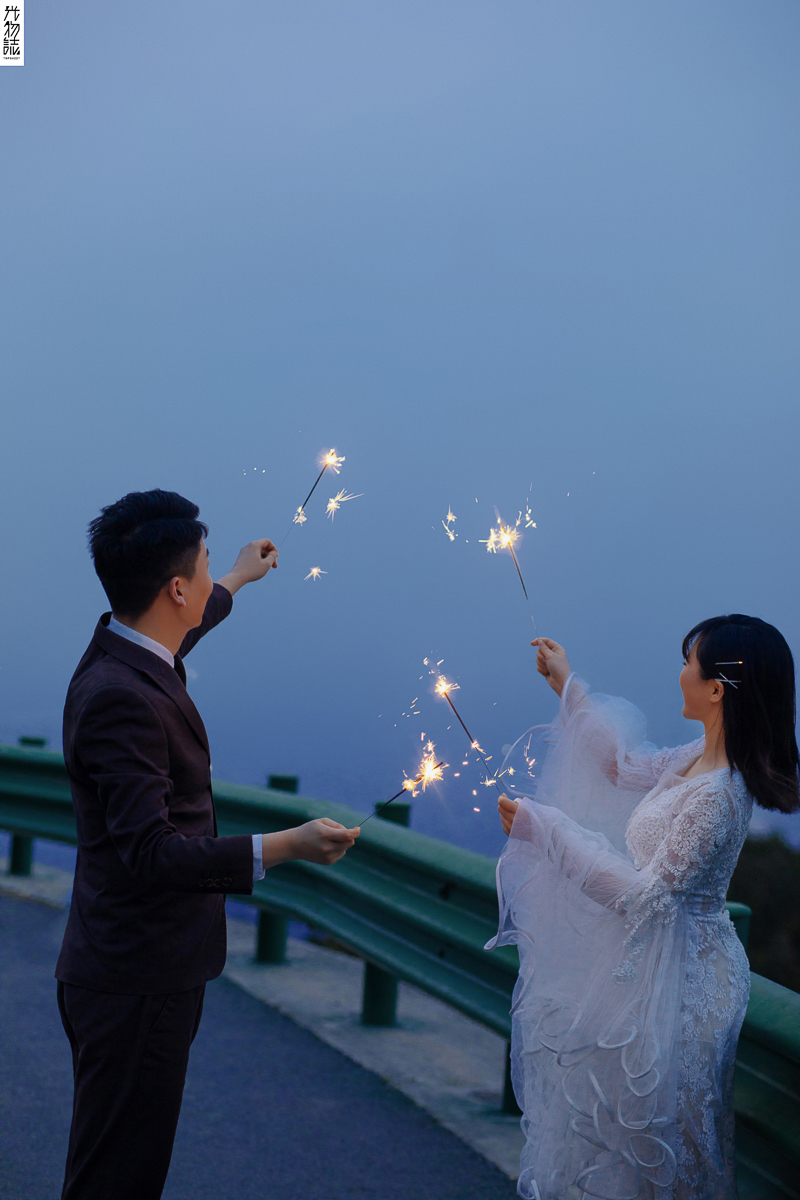 爱情电影。王戈先生杨瑞英女士唯美浪漫婚纱照、极简棚拍、、、婚纱照