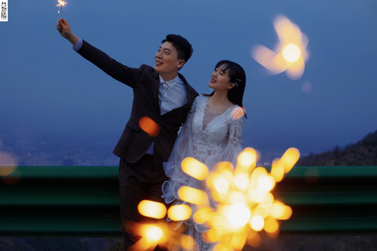 爱情电影。王戈先生杨瑞英女士唯美浪漫婚纱照、极简棚拍、、、婚纱照