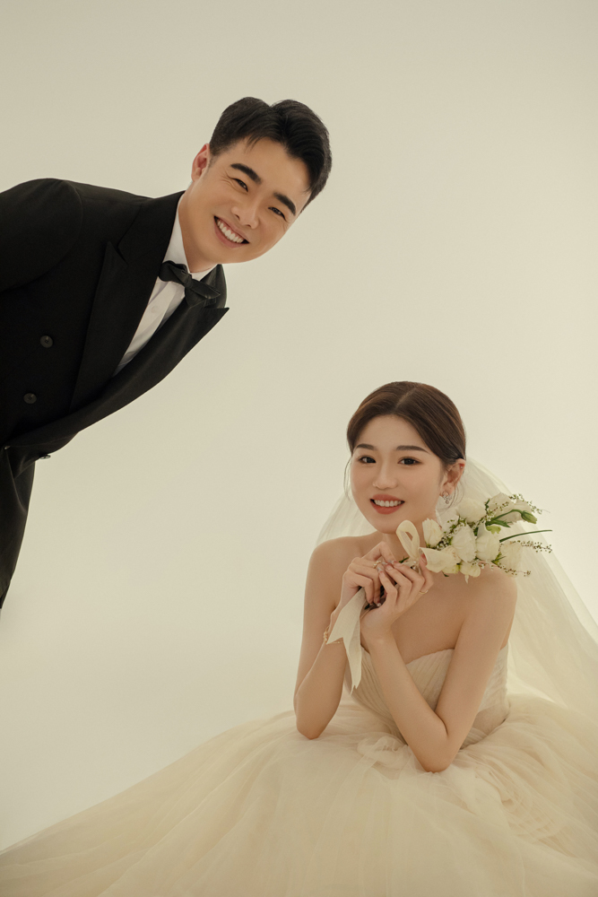 超级甜腻！沈捷先生李跃[女士又年轻，又有爱婚纱照、极简棚拍、、、婚纱照