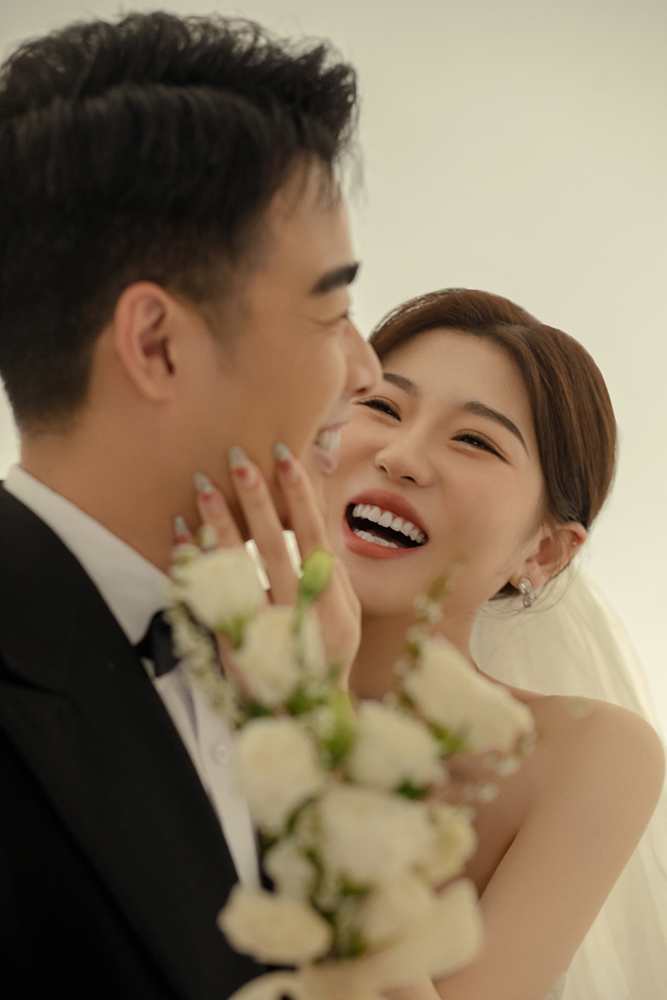 超级甜腻！沈捷先生李跃[女士又年轻，又有爱婚纱照、极简棚拍、、、婚纱照