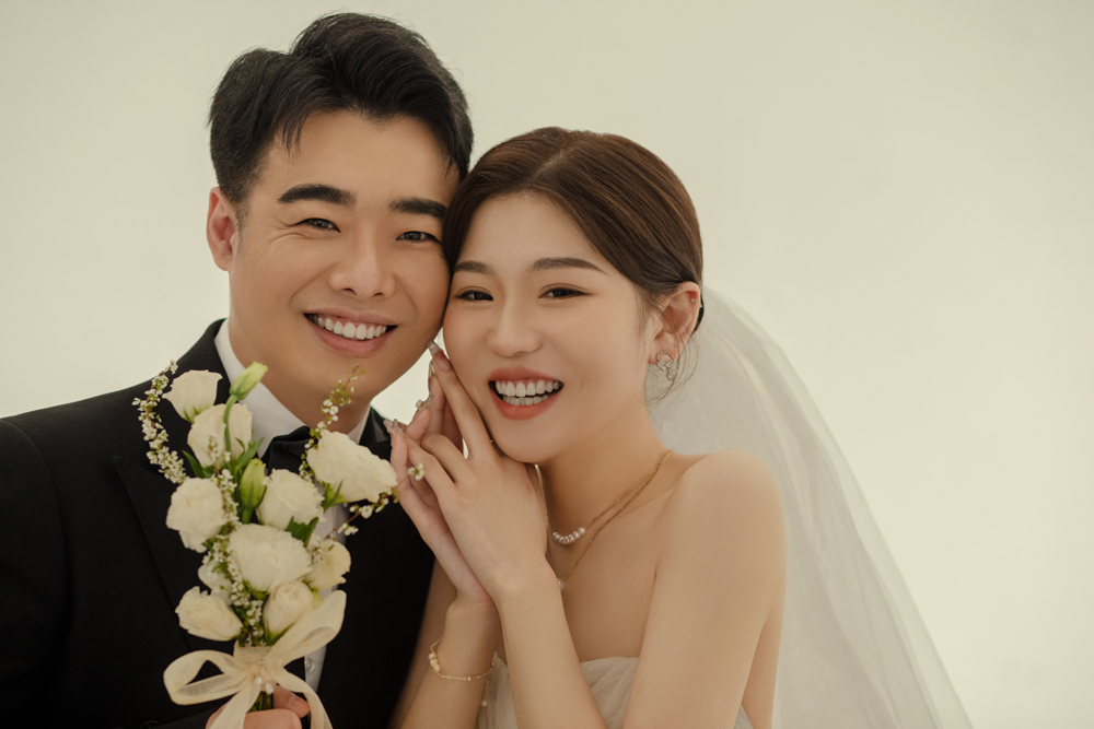 超级甜腻！沈捷先生李跃[女士又年轻，又有爱婚纱照、极简棚拍、、、婚纱照