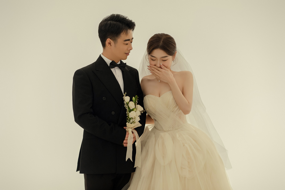 超级甜腻！沈捷先生李跃[女士又年轻，又有爱婚纱照、极简棚拍、、、婚纱照