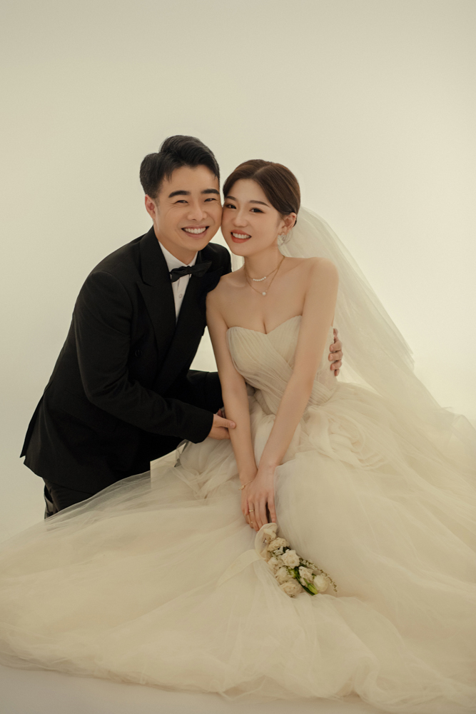 超级甜腻！沈捷先生李跃[女士又年轻，又有爱婚纱照、极简棚拍、、、婚纱照