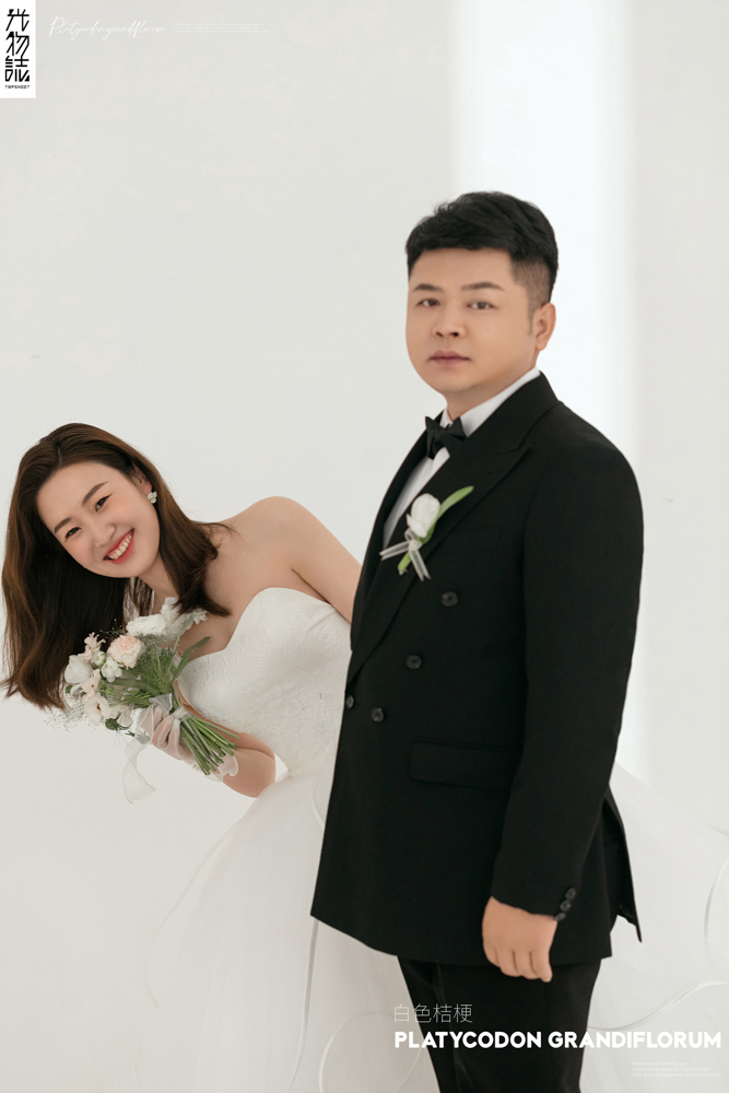 小小小清新:)于新新先生麻非凡女士纯色简约风婚纱照、极简棚拍、、、婚纱照