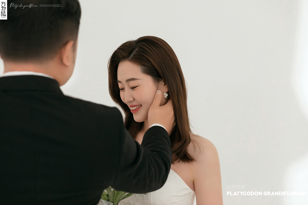 小小小清新:)于新新先生麻非凡女士纯色简约风婚纱照、极简棚拍、、、婚纱照