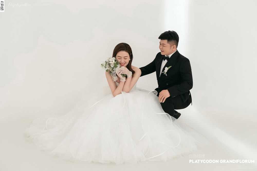 小小小清新:)于新新先生麻非凡女士纯色简约风婚纱照、极简棚拍、、、婚纱照