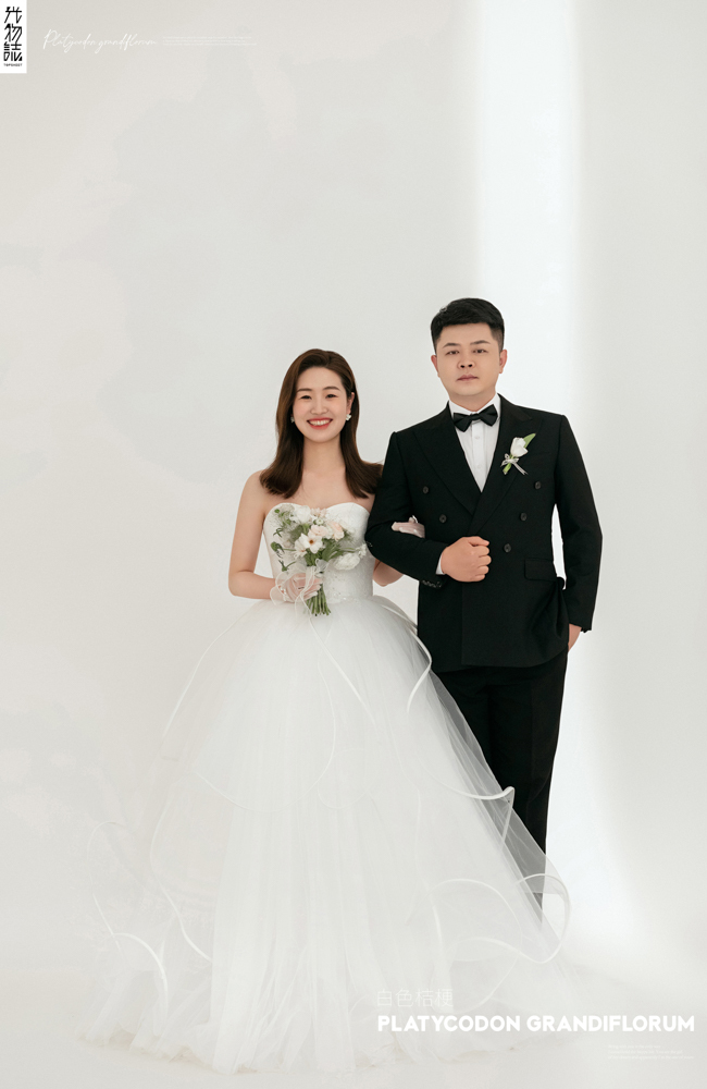 小小小清新:)于新新先生麻非凡女士纯色简约风婚纱照、极简棚拍、、、婚纱照