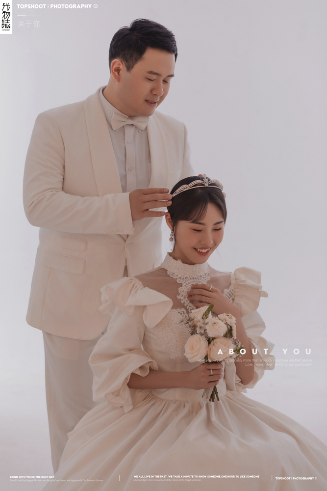 幸福感爆棚王冬东先生陈奕帆女士纯色简约风婚纱照、极简棚拍、、、婚纱照