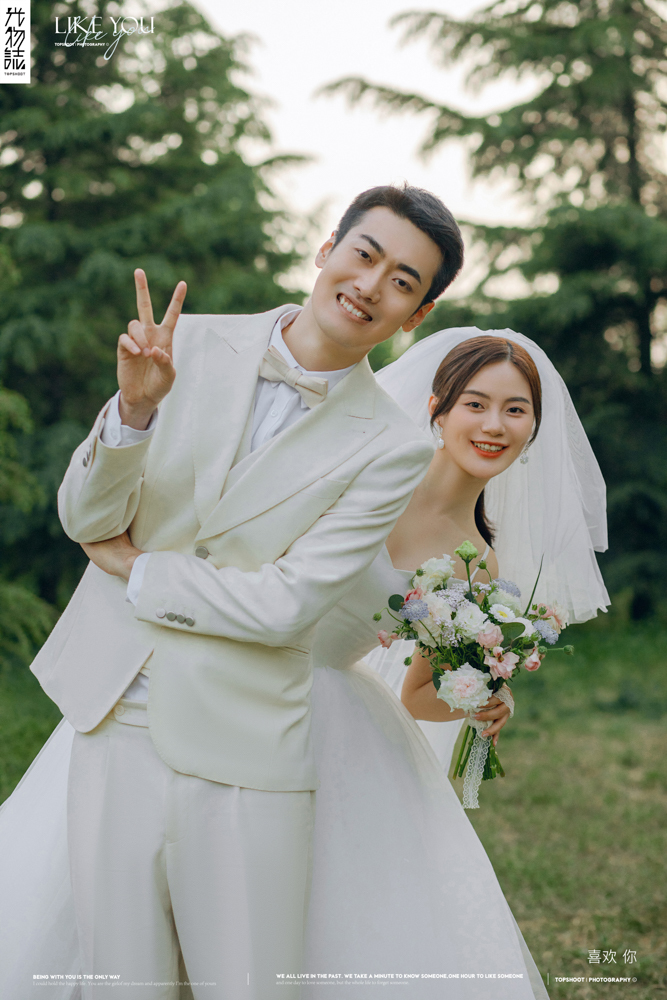 爱情电影。李越先生张馨心女士甜蜜新鲜式婚纱照、极简棚拍、、、婚纱照