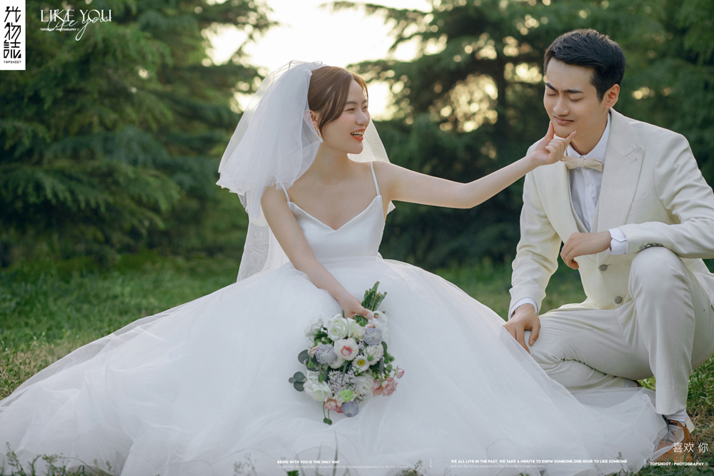 爱情电影。李越先生张馨心女士甜蜜新鲜式婚纱照、极简棚拍、、、婚纱照