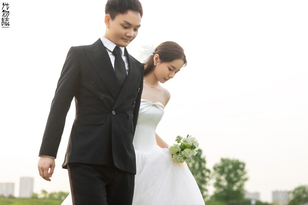 爱情电影。王胜超先生张卓女士又年轻，又有爱婚纱照、极简棚拍、、、婚纱照