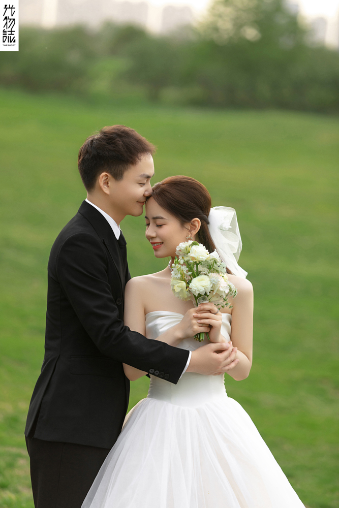 爱情电影。王胜超先生张卓女士又年轻，又有爱婚纱照、极简棚拍、、、婚纱照