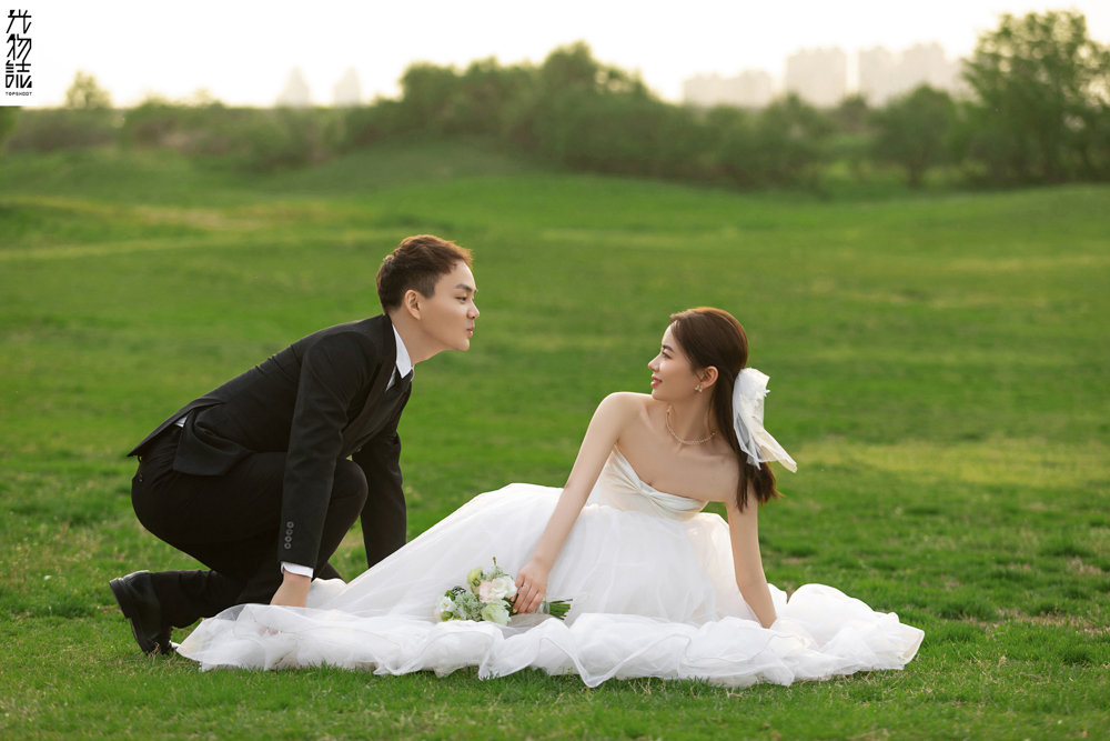 爱情电影。王胜超先生张卓女士又年轻，又有爱婚纱照、极简棚拍、、、婚纱照
